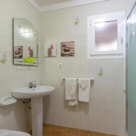 Villa Sleeps 6 With Pool Air Con And Wifi *